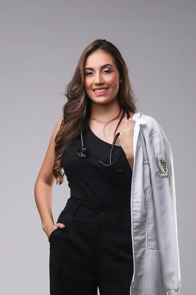 Nicoly com jaleco no ombro e estetoscópio
